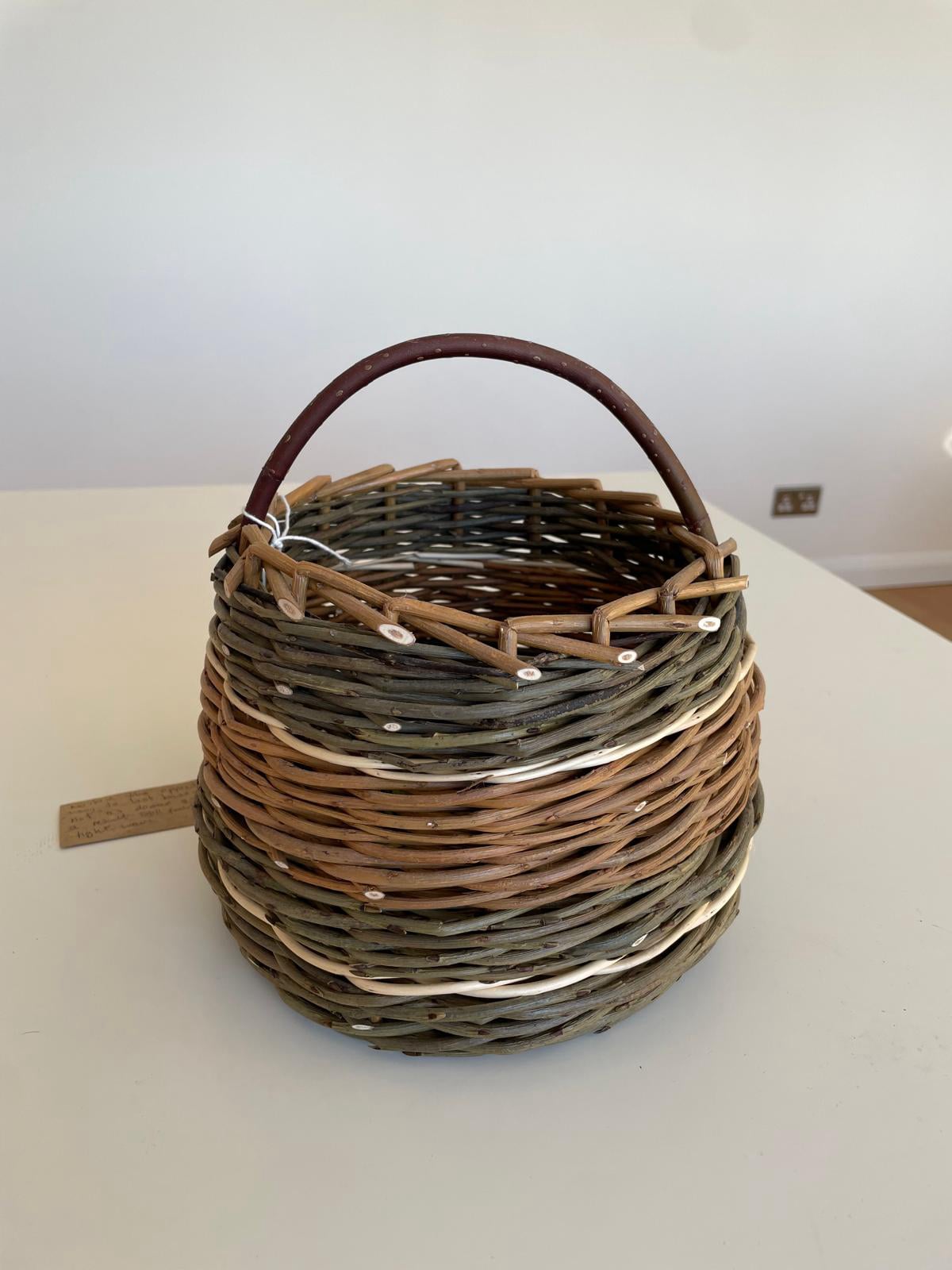 Smooth bow handle with peg