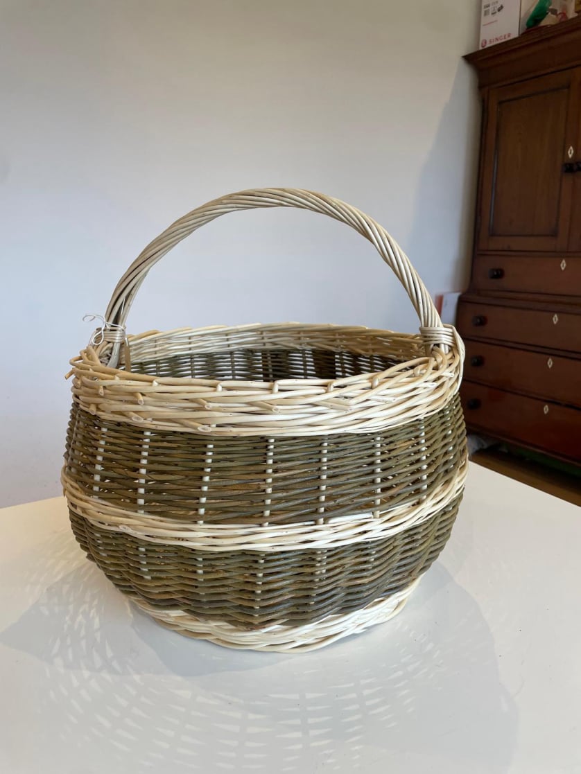 Round kindling basket white willow and Dicky Meadows